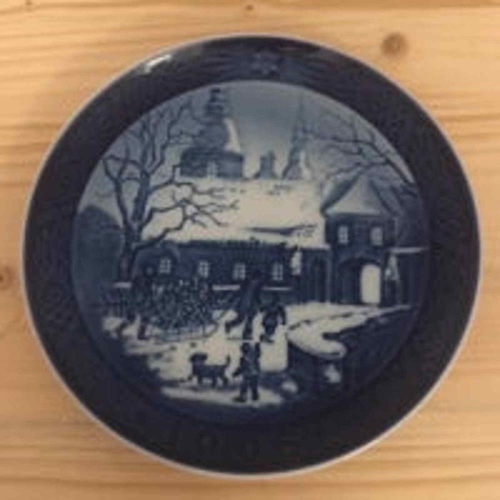 Royal Copenhagen,‎ Christmas plate, 1995 Christmas at the manor house